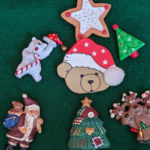 Collection Of Ten Vintage Holiday Pins Resin And Wood - Picture 5 of 7